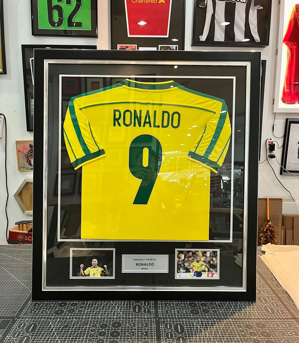 เสื้อบอลทีมชาติบราซิล ชุดลุยฟุตบอลโลกปี 1998 พร้อมลายเซ็น Ronaldo R9 มาพร้อมลายเซ็นและใบเซอร์รับรอง