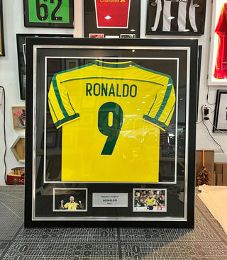 เสื้อบอลทีมชาติบราซิล ชุดลุยฟุตบอลโลกปี 1998 พร้อมลายเซ็น Ronaldo R9 มาพร้อมลายเซ็นและใบเซอร์รับรอง