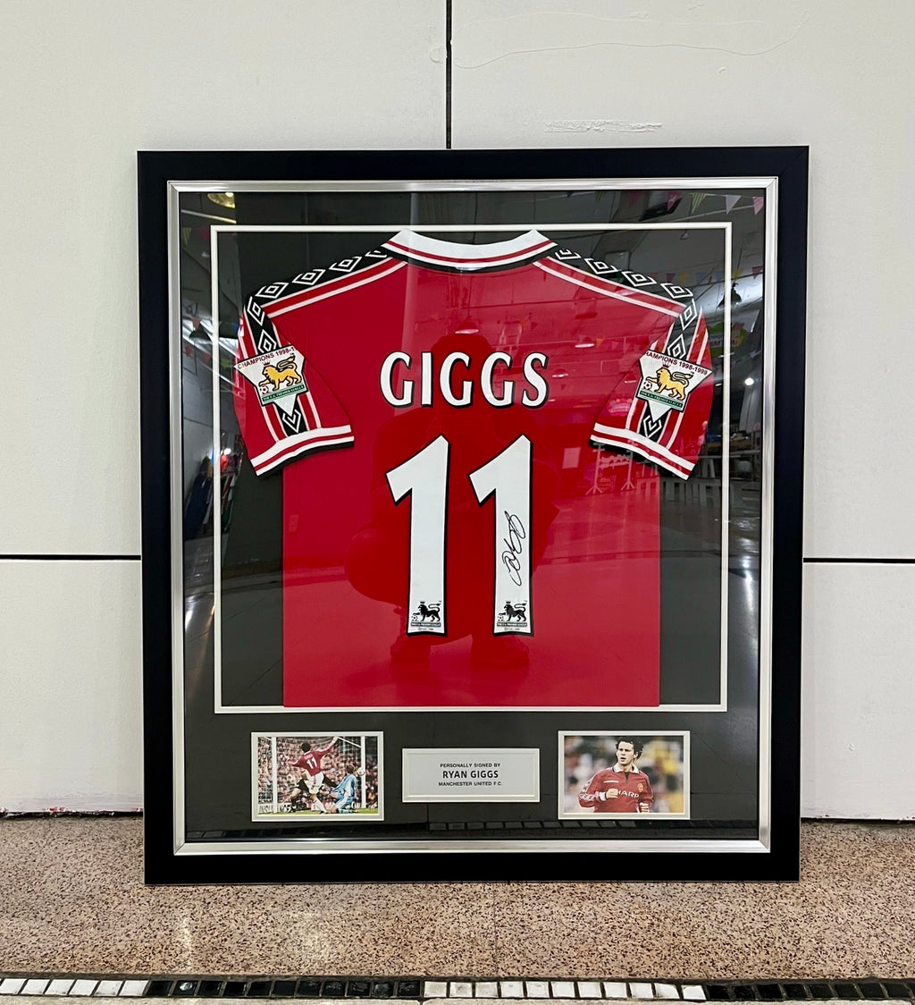 เสื้อบอลแมนเชสเตอร์ยูไนเต็ด ฤดูกาล 1999 พร้อมลายเซ็น Ryan Giggs ในกรอบสุดพรีเมี่ยม