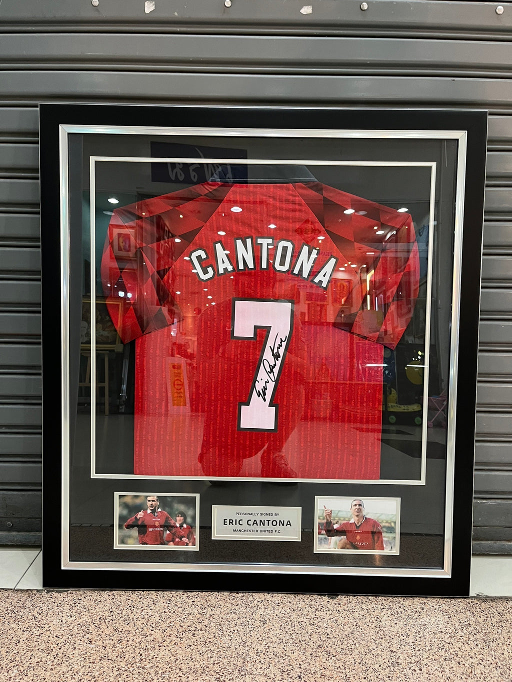 เสื้อบอลแมนเชสเตอร์ยูไนเต็ดปี 1997-1998 มาพร้อมลายเซ็น Eric Cantona และใบเซอร์รับรอง