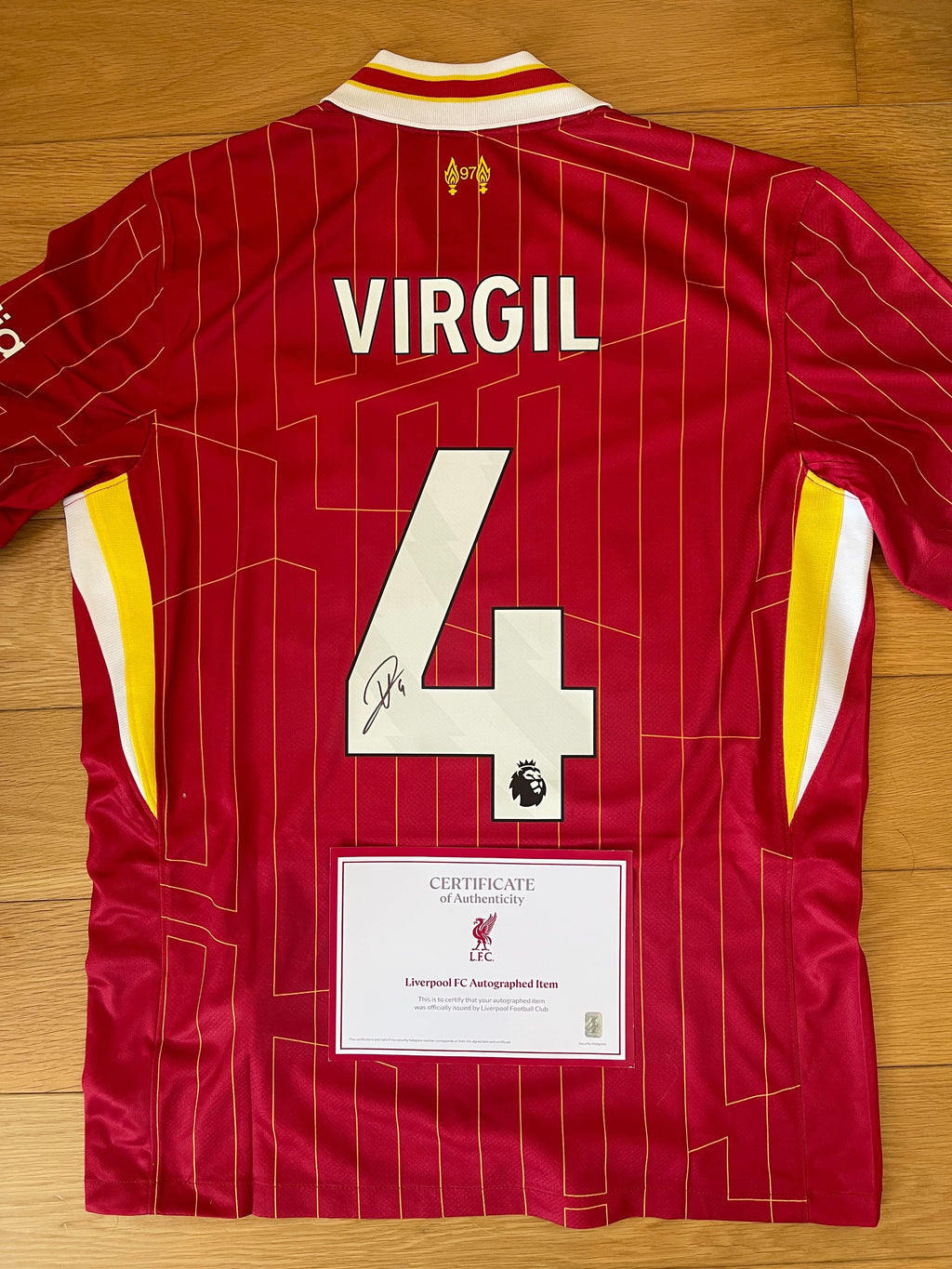 เสื้อบอลลิเวอร์พูลลิขสิทธิ์แท้ Virgil van Dijk ปี 2024/2025 มาพร้อมลายเซ็นและกรอบสุดพรีเมี่ยม