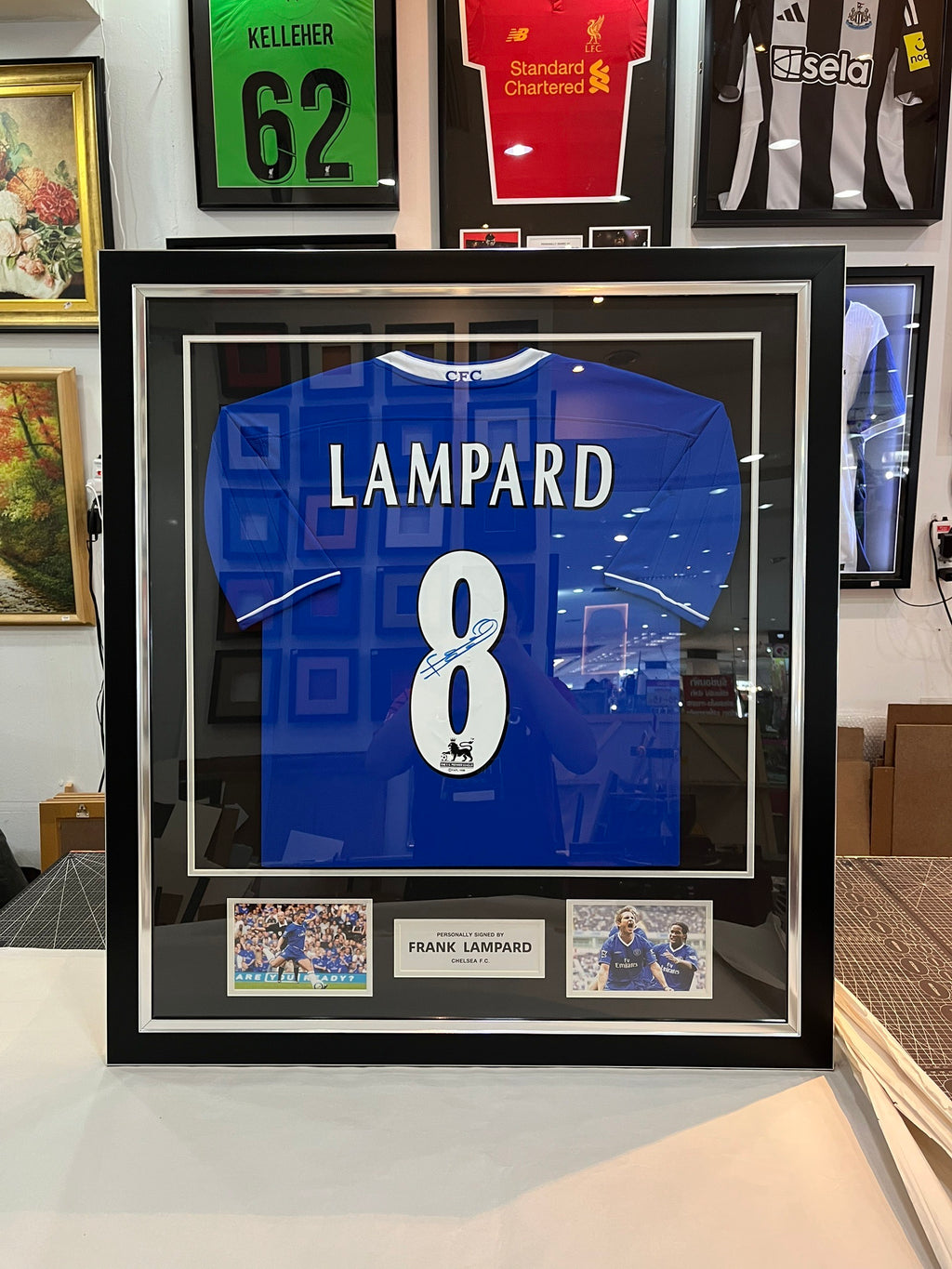 เสื้อบอลเชลซีปี 2004-2005 มาพร้อมลายเซ็น Frank Lampard ในกรอบสุดพรีเมี่ยม