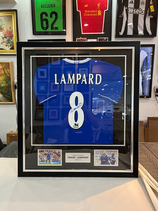 เสื้อบอลเชลซีปี 2004-2005 มาพร้อมลายเซ็น Frank Lampard ในกรอบสุดพรีเมี่ยม
