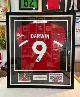 เสื้อบอลลิเวอร์พูลลิขสิทธิ์แท้ ปี 2022-2023 พร้อมลายเซ็น Darwin Nunez ในกรอบสวยหรู