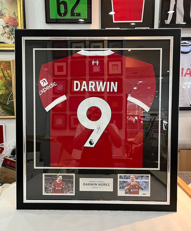 เสื้อบอลลิเวอร์พูลลิขสิทธิ์แท้ ปี 2022-2023 พร้อมลายเซ็น Darwin Nunez ในกรอบสวยหรู