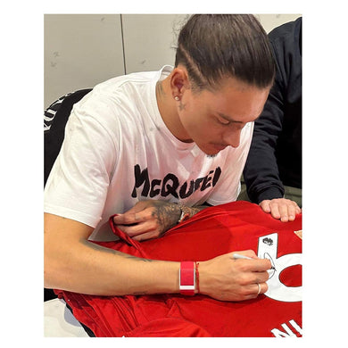 เสื้อบอลลิเวอร์พูลลิขสิทธิ์แท้ ปี 2022-2023 พร้อมลายเซ็น Darwin Nunez ในกรอบสวยหรู