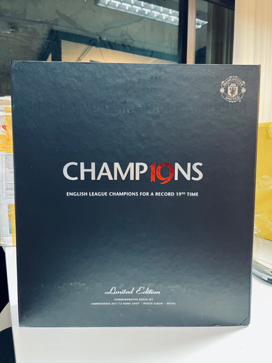 Box Set Limited Edition! แมนเชสเตอร์ยูไนเต็ด ชุดฉลองแชมป์พรีเมียร์ลีกสมัยที่ 19(สินค้ามือสอง)