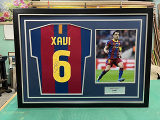 เสื้อบอลบาร์เซโลน่า รุ่น Xavi ปี 2010-2011 พร้อมลายเซ็นและกรอบพรีเมี่ยม