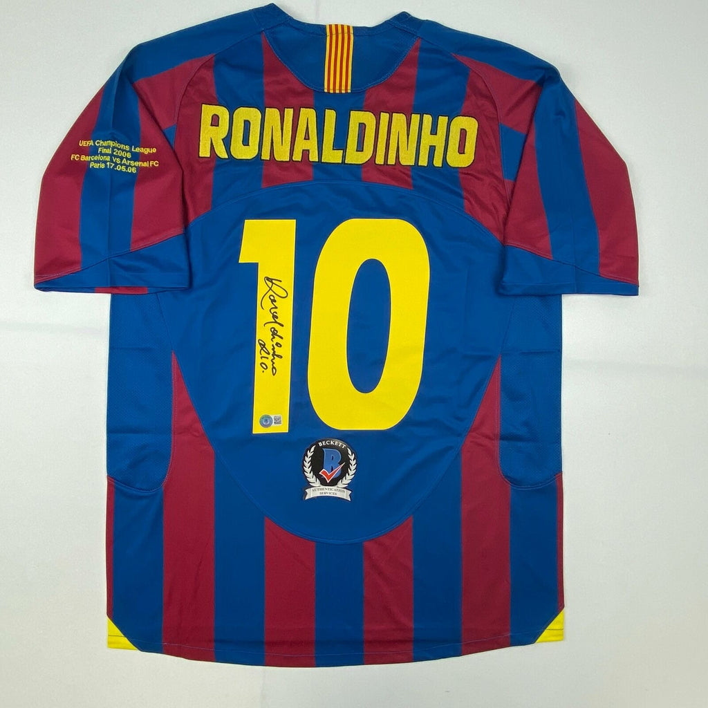 เสื้อแข่งบาร์เซโลน่านัดชิง UCL ปี 2006 รุ่น Ronaldinho พร้อมลายเซ็นและใบเซอร์รับรอง