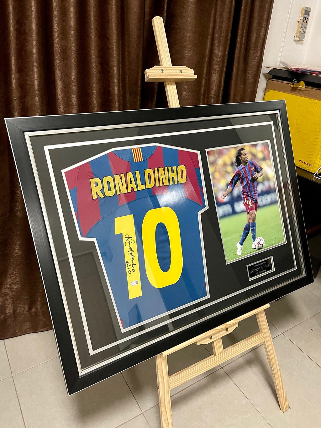 เสื้อแข่งบาร์เซโลน่านัดชิง UCL ปี 2006 รุ่น Ronaldinho พร้อมลายเซ็นและใบเซอร์รับรอง