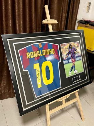 เสื้อแข่งบาร์เซโลน่านัดชิง UCL ปี 2006 รุ่น Ronaldinho พร้อมลายเซ็นและใบเซอร์รับรอง