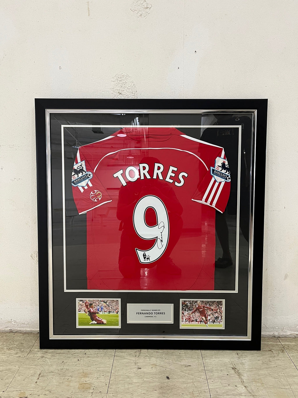 เสื้อบอลลิเวอร์พูลลิขสิทธิ์แท้ ปี 2006-2008 รุ่น Fernando Torres พร้อมลายเซ็นนักเตะและกรอบสุดพรีเมี่ยม