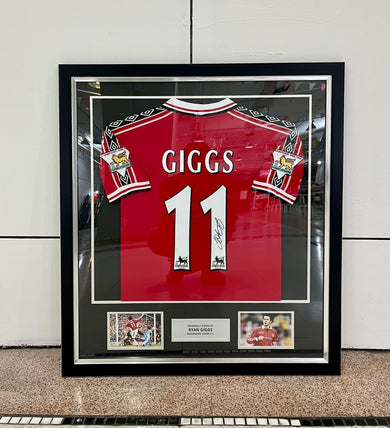 เสื้อบอลแมนเชสเตอร์ยูไนเต็ด ฤดูกาล 1999 พร้อมลายเซ็น Ryan Giggs ในกรอบสุดพรีเมี่ยม