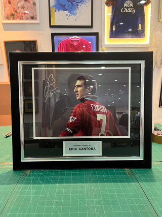 รูปถ่ายแมนเชสเตอร์ ยูไนเต็ด รุ่น Eric Cantona มาพร้อมลายเซ็นและกรอบพรีเมี่ยม