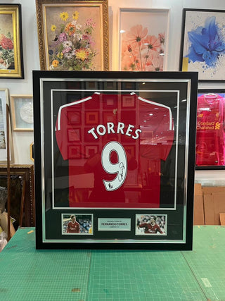 เสื้อบอลลิเวอร์พูลลิขสิทธิ์แท้ ปี 2008-2010 รุ่น Fernando Torres พร้อมลายเซ็นนักเตะและกรอบสุดพรีเมี่ยม