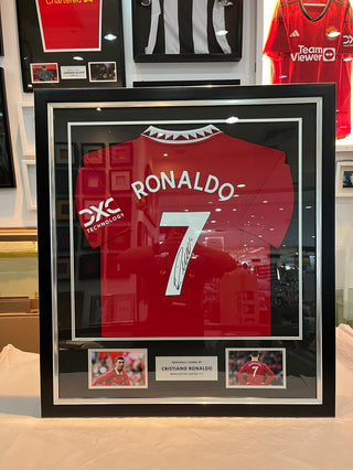 เสื้อแข่งแมนเชสเตอร์ยูไนเต็ดลิขสิทธิ์แท้ Cristiano Ronaldo ปี 2022-2023 มาพร้อมลายเซ็นและกรอบสุดพรีเมี่ยม