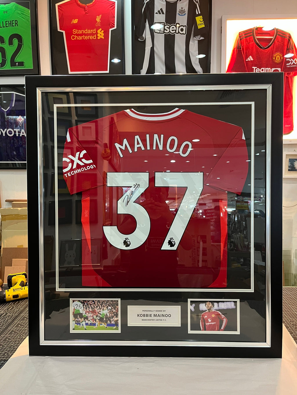 เสื้อบอลแมนเชสเตอร์ ยูไนเต็ดลิขสิทธิ์แท้ ปี 2024-25 พร้อมลายเซ็น Kobbie Mainoo และใบเซอร์รับรอง