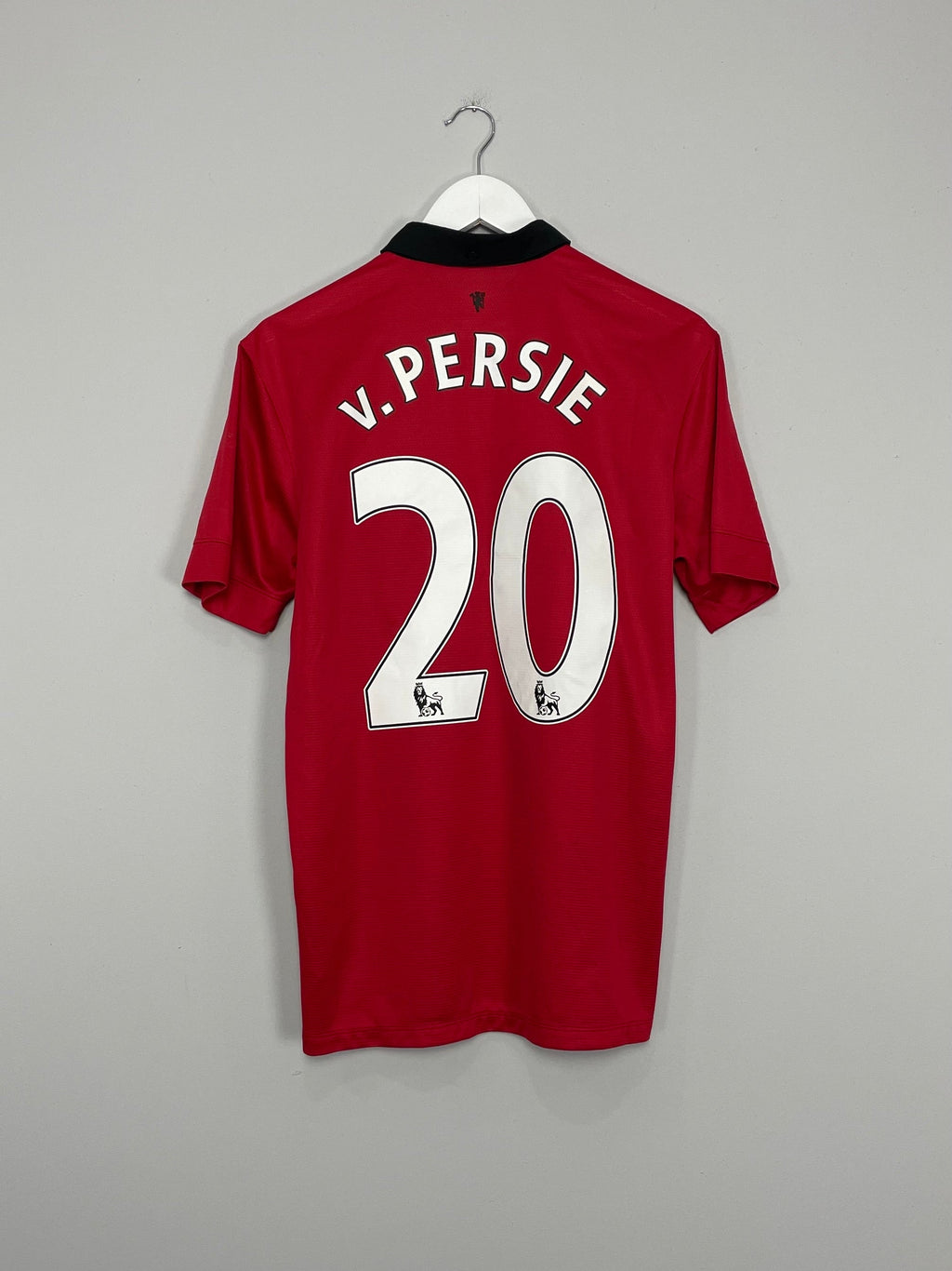 เสื้อบอลมือสองลิขสิทธิ์แท้แมนเชสเตอร์ ยูไนเต็ด ปี 2013/14 รุ่น Van Persie ไซส์ M ในกรอบสวยหรู