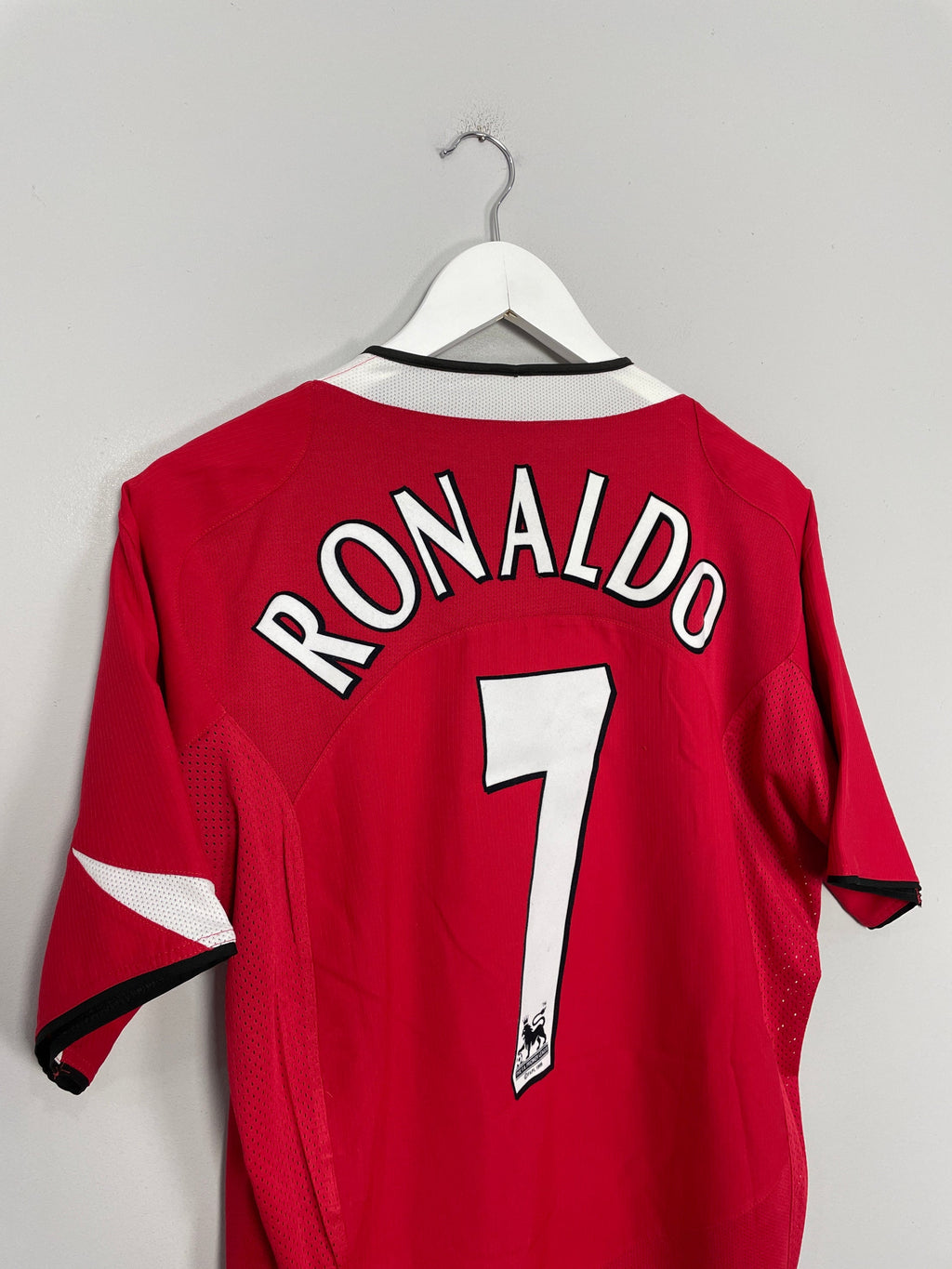 เสื้อบอลมือสองลิขสิทธิ์แท้แมนเชสเตอร์ ยูไนเต็ด ปี 2005/06 รุ่น Cristiano Ronaldo ไซส์ M ในกรอบสวยหรู