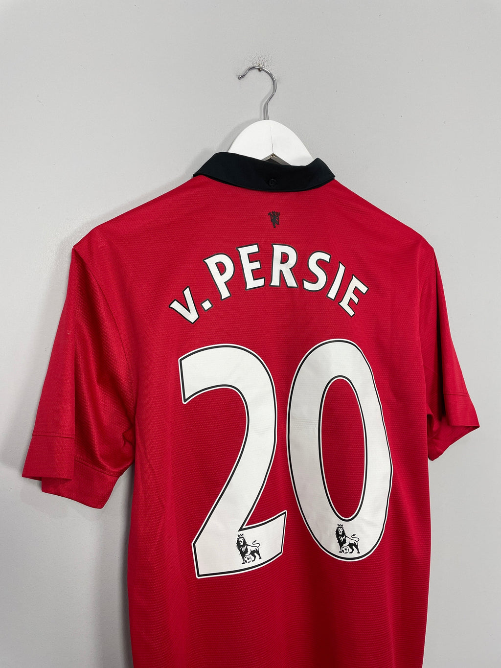 เสื้อบอลมือสองลิขสิทธิ์แท้แมนเชสเตอร์ ยูไนเต็ด ปี 2013/14 รุ่น Van Persie ไซส์ M ในกรอบสวยหรู