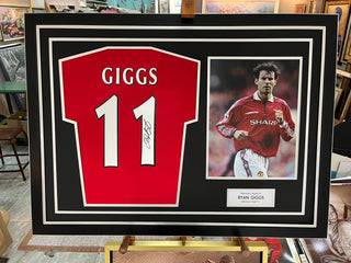 เสื้อแข่งแมนเชสเตอร์ยูไนเต็ดลิขสิทธิ์แท้ Ryan Giggs ปี 1999 มาพร้อมลายเซ็นและกรอบสุดพรีเมี่ยม