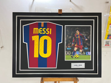 เสื้อแข่งมือสองลิขสิทธิ์แท้บาร์เซโลน่า ปี 2010-11 รุ่น Messi ไซส์ XL ในกรอบสวยหรู