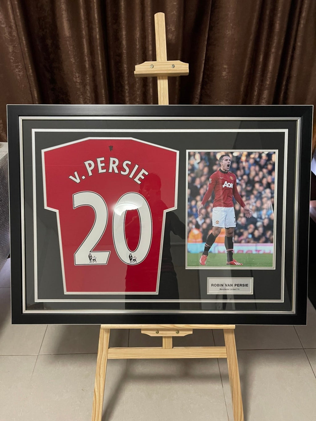 เสื้อบอลมือสองลิขสิทธิ์แท้แมนเชสเตอร์ ยูไนเต็ด ปี 2013/14 รุ่น Van Persie ไซส์ M ในกรอบสวยหรู