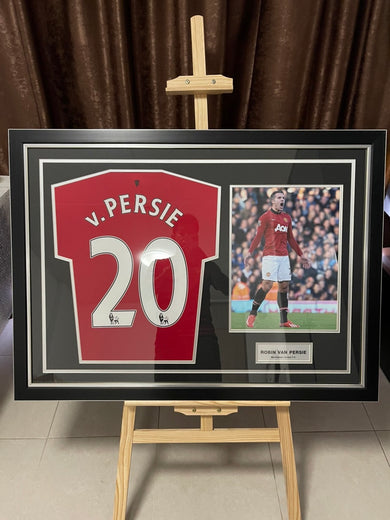 เสื้อบอลมือสองลิขสิทธิ์แท้แมนเชสเตอร์ ยูไนเต็ด ปี 2013/14 รุ่น Van Persie ไซส์ M ในกรอบสวยหรู